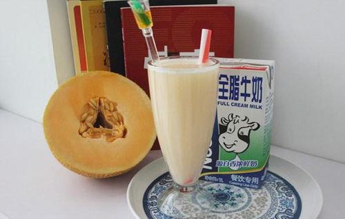 吃牛奶哈密瓜,营养美味双重享受