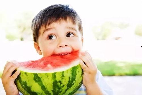 小孩吃瓢瓜,小孩欢乐吃瓢瓜