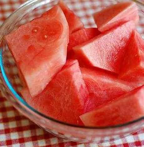 深夜来月经吃瓜,吃瓜也能缓解不适？揭秘月经期间的饮食小贴士