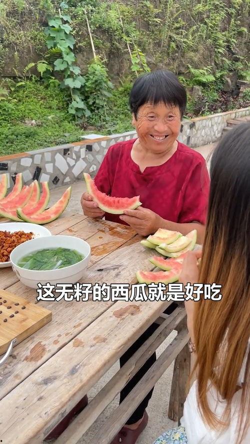 在家吃无籽瓜图片搞笑视频,搞笑视频里的家庭欢乐时光